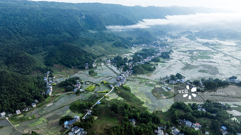湖北鱼米之乡恩施州利川中盆地南坪乡万亩水田灌水插秧风景如画图片素材
