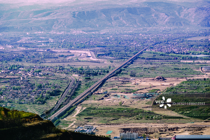 天水麦积区渭河河谷地西兰高铁高架铁路线图片素材