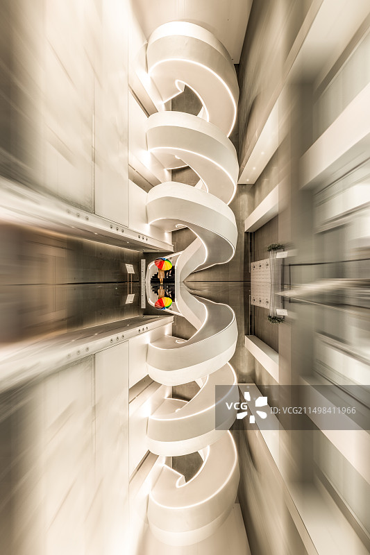 走上光明艺术中心的螺旋梯图片素材