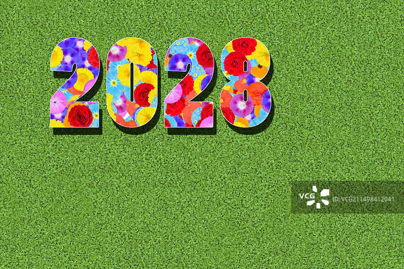 绿色背景上用彩色鲜花书写的2028年图片素材