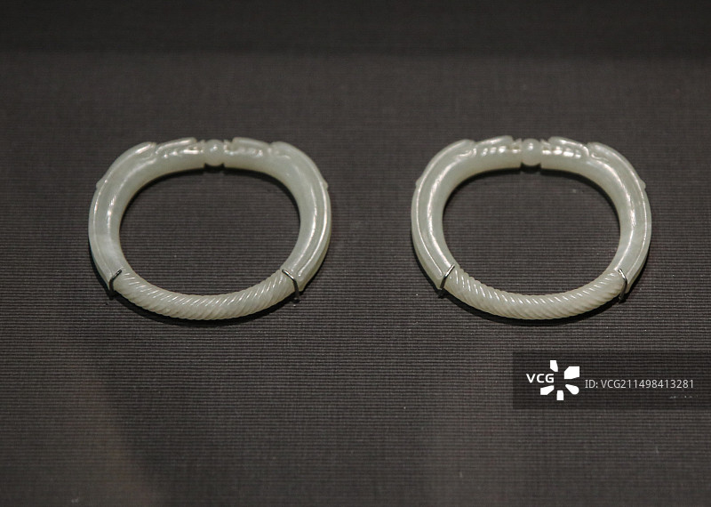 中国台湾省台北故宫博物院清同治白玉螭虎镯图片素材