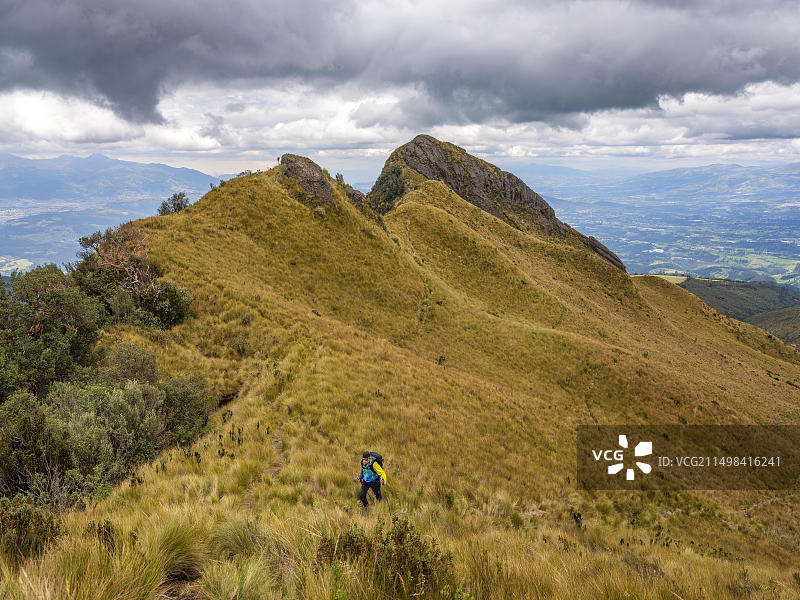 登山者徒步穿越厄瓜多尔钦查省帕索乔亚的帕拉莫景观图片素材