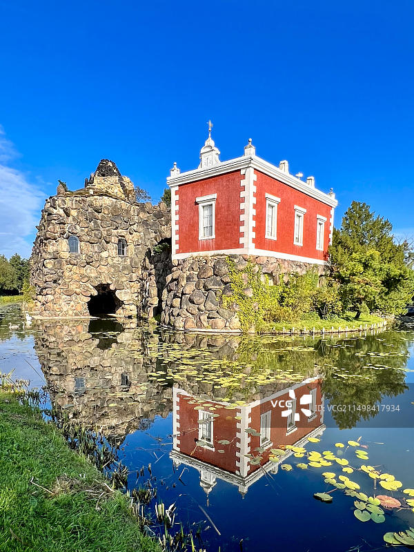 德国萨克森-安哈尔特州德绍-沃利茨园林王国中的人工火山石岛风光图片素材