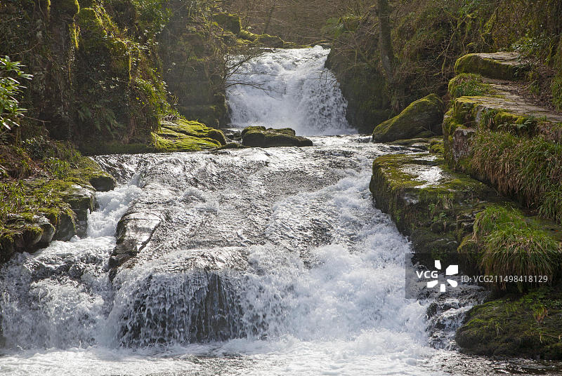 英格兰德文郡埃克斯穆尔国家公园的霍尔橡树河瀑布图片素材