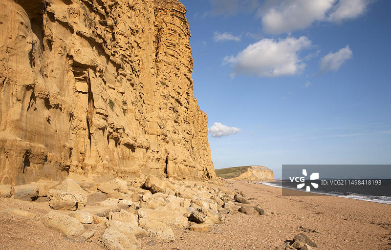 英国多塞特郡布里德波特西湾的砂岩悬崖和海滩图片素材