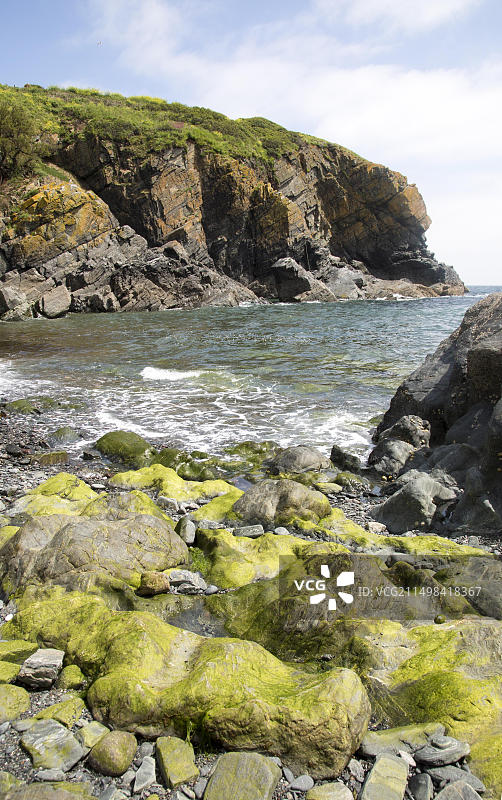 英国康沃尔郡蜥蜴半岛卡德格威斯的岩石海湾图片素材