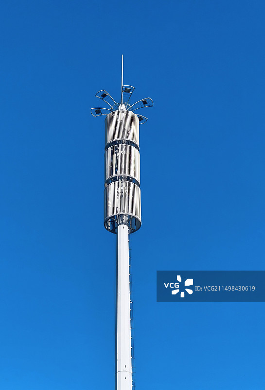 蓝天下的电信塔图片素材