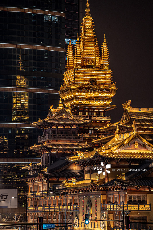 上海静安寺与车流夜景图片素材