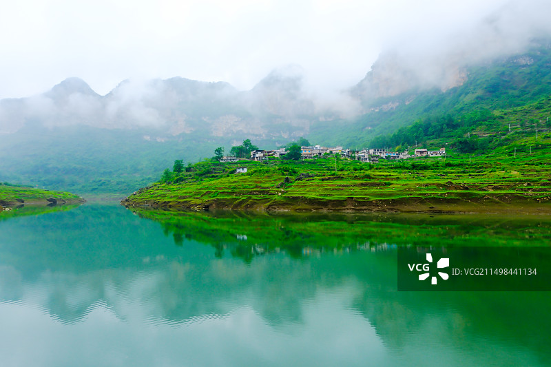 中国南方喀斯特风光，南方喀斯特峡谷风光，贵州喀斯特风光，贵州喀斯特峡谷风光，峡谷人家，猫洞峡图片素材