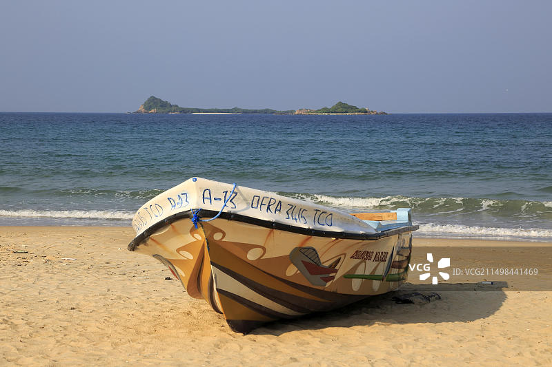 斯里兰卡特林康马利尼拉维利热带海滩上的船只，背景为鸽子岛图片素材