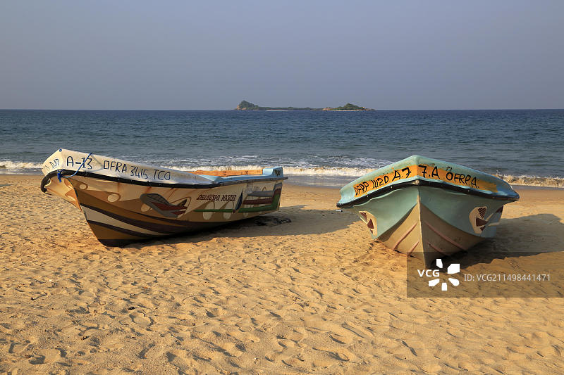 斯里兰卡特林科马里尼拉维里热带海滩上的船只，背景是鸽子岛图片素材