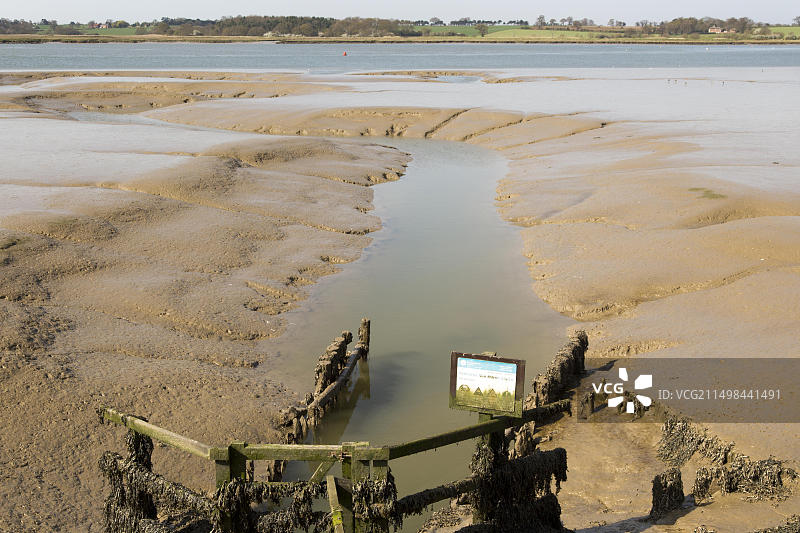 流入德本河的排水闸，萨顿，萨福克，英格兰，英国图片素材