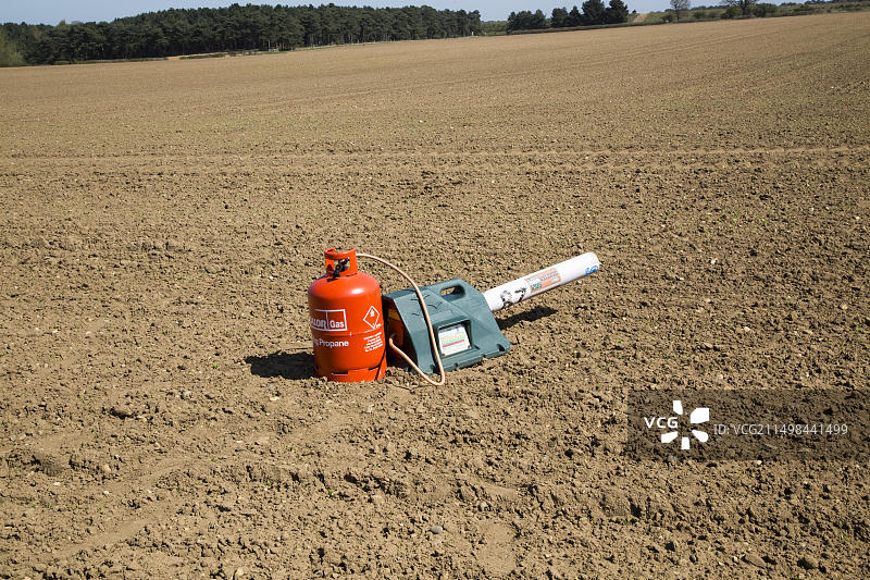 农田上的驱鸟瓦斯罐（英国，萨福克郡，萨顿）图片素材
