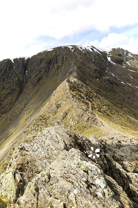 英国坎布里亚郡湖区，斯泰丁刃脊山脊和赫尔维林山峰图片素材