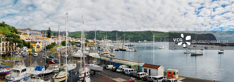 葡萄牙亚速尔群岛霍塔繁忙的码头全景图片素材