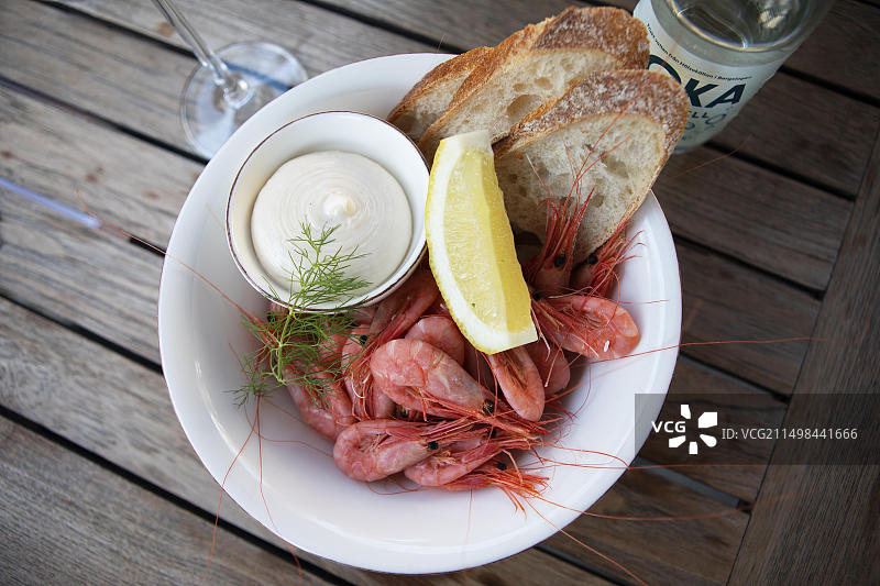 配蒜泥蛋黄酱的新鲜虾图片素材