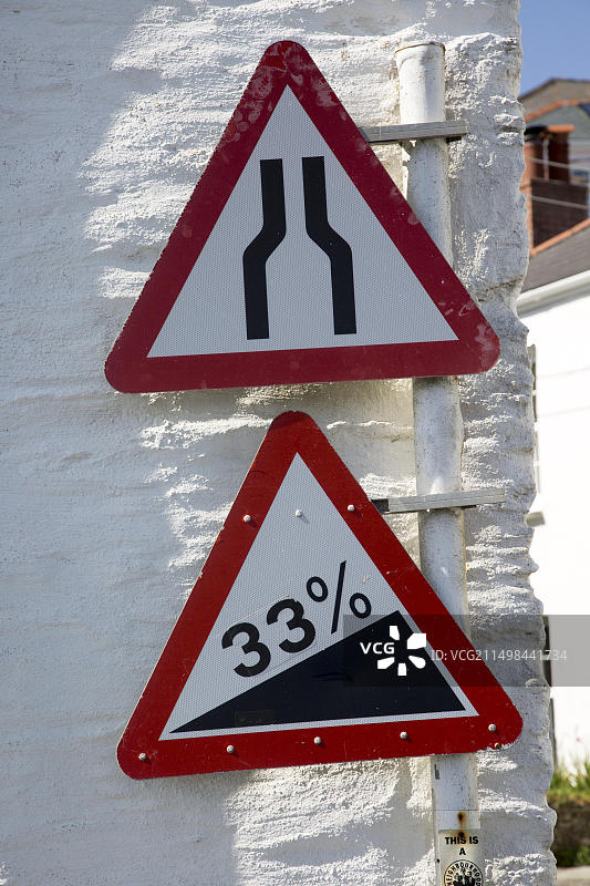 狭窄陡峭道路的红色三角形标志（圣马韦斯，康沃尔，英国，欧洲）图片素材