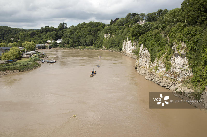英国威尔士蒙茅斯郡切普斯托河Wye的悬崖和曲流环图片素材