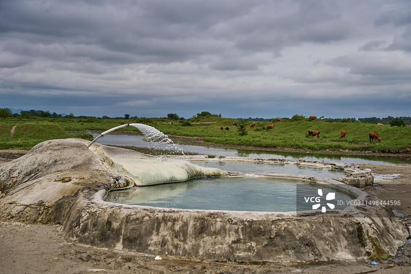 格鲁吉亚伊梅列季亚Amaghleba温泉，Dikhashkho硫磺间歇泉，瓦尼硫磺温泉，野外热硫磺泉，后面的Rioni河，亚洲图片素材