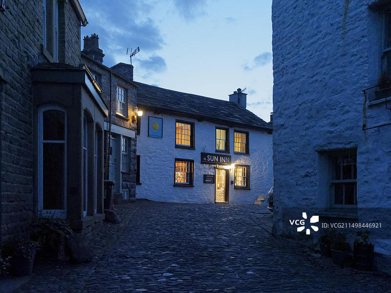 通往太阳旅馆的鹅卵石街道图片素材