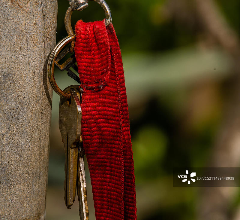关岛林区：钥匙挂在金属杆上图片素材