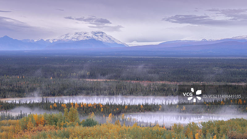 阿拉斯加苔原秋季湖泊山脉景观图片素材