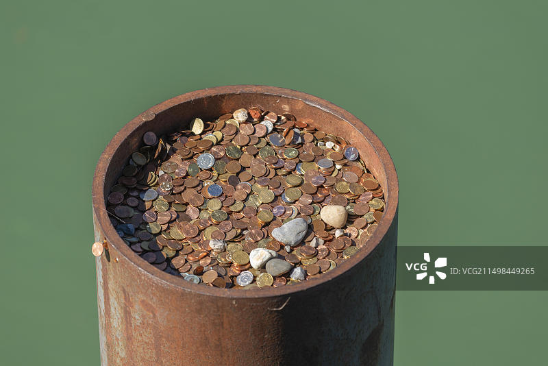 博登湖林道：金属海豚与硬币，带来好运图片素材