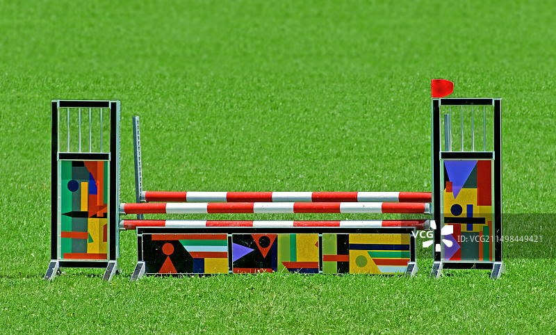 草地上用于马术的障碍物图片素材