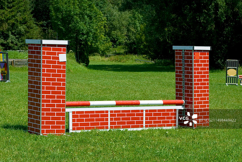 草地上用于马术的障碍物图片素材