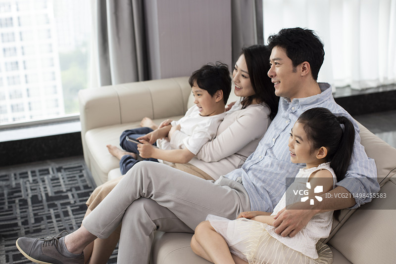 一家四口看电视图片素材