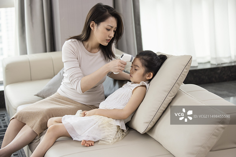 妈妈给女儿测体温图片素材