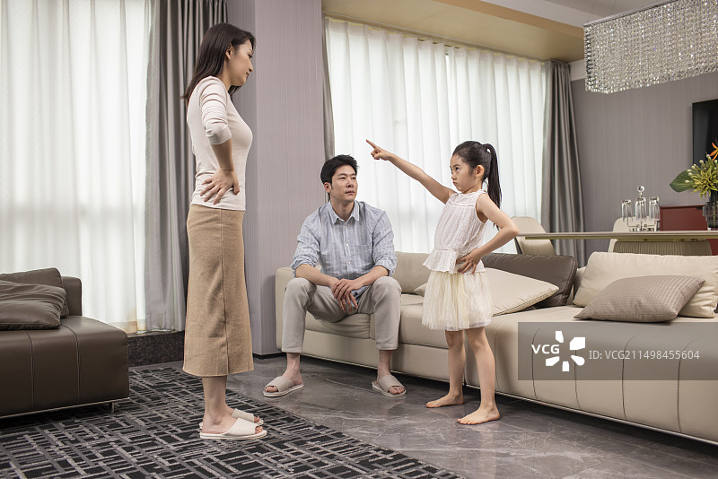 小孩跟爸爸妈妈闹矛盾图片素材