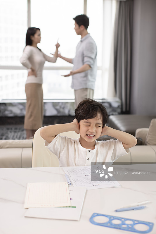 父母吵架影响小孩写作业图片素材