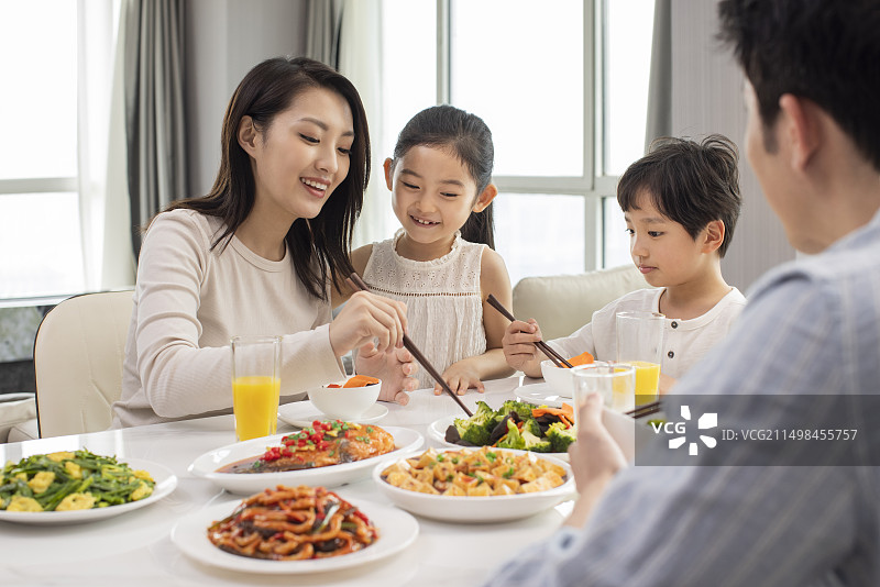 一家四口吃饭图片素材