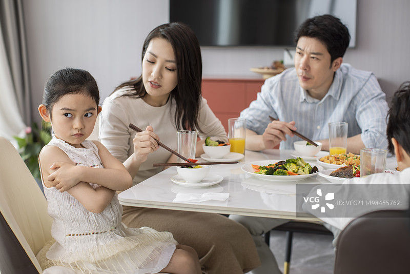 一家四口吃饭图片素材