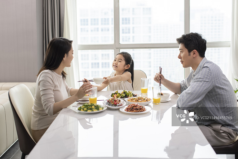 一家三口吃饭图片素材