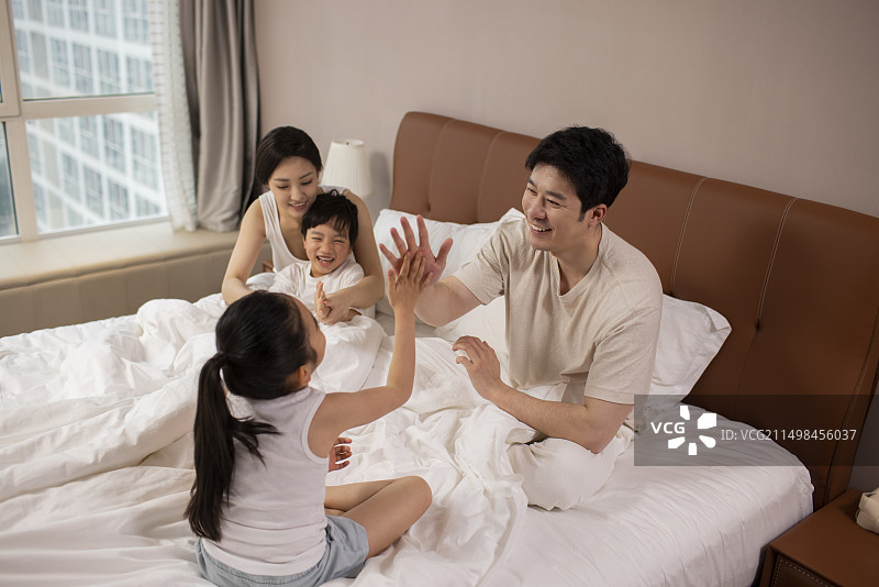 一家四口睡前嬉戏玩耍图片素材