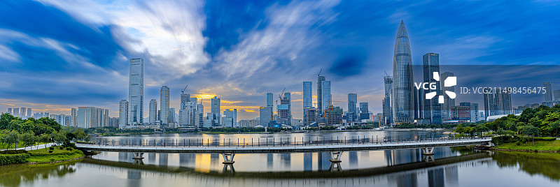晚霞下的深圳人才公园图片素材