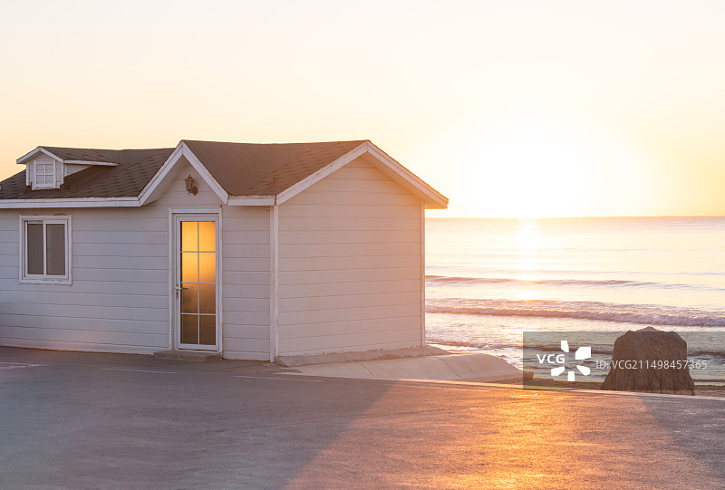清晨海边的公路图片素材