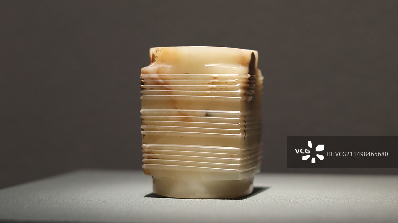 1992年甘肃广河县出土齐家文化玉琮图片素材