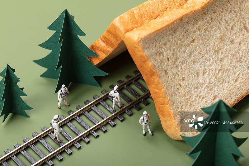 微缩创意吐司面包与隧道工人图片素材