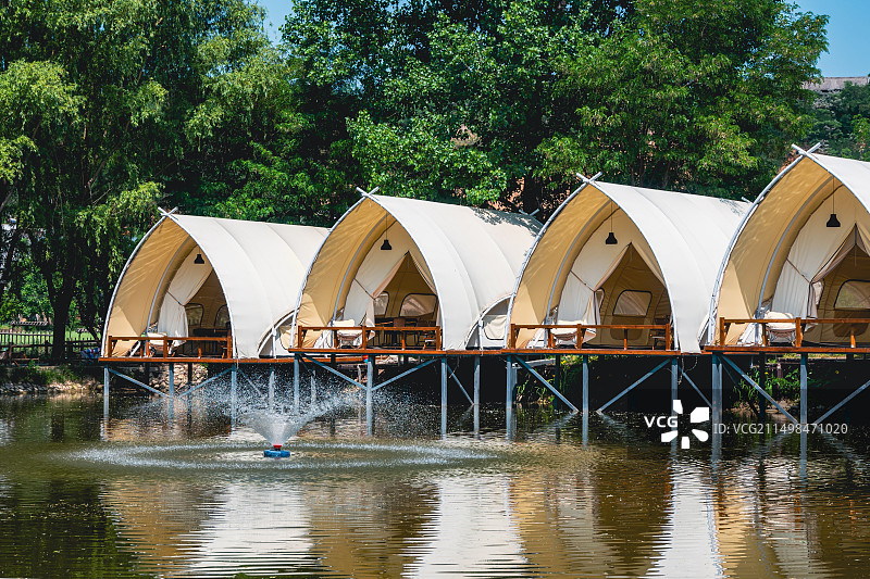 湖面上的露营帐篷，休闲露营主题，森林氧吧图片素材