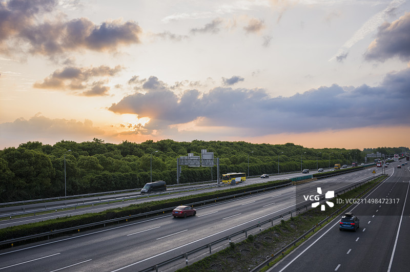 晚霞下的高速公路图片素材