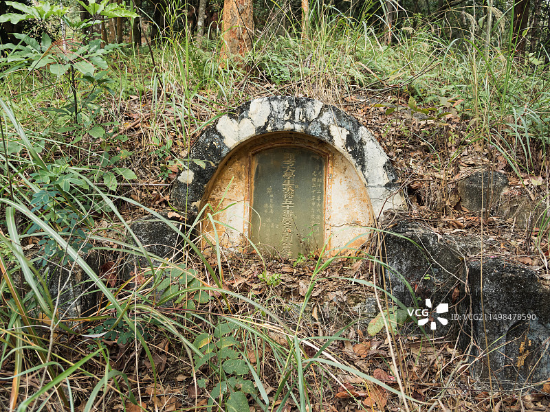 广东梅州百岁山清朝光绪年间的古墓图片素材