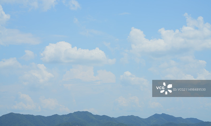 蓝天白云下的高山起伏图片素材