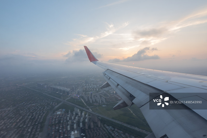 飞机航拍城市日落图片素材