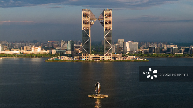 航拍建设中的上海滴水湖临港金融中心图片素材