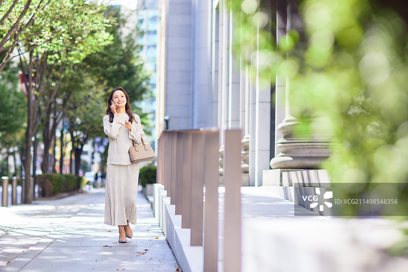 穿着商务套装走在街上的日本女人图片素材