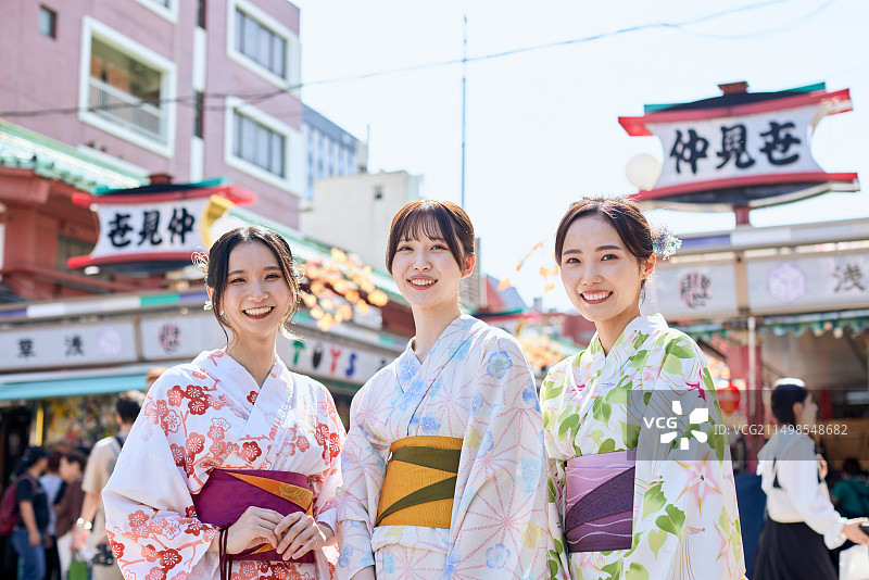 身穿浴衣的日本友人在东京传统寺庙参观图片素材