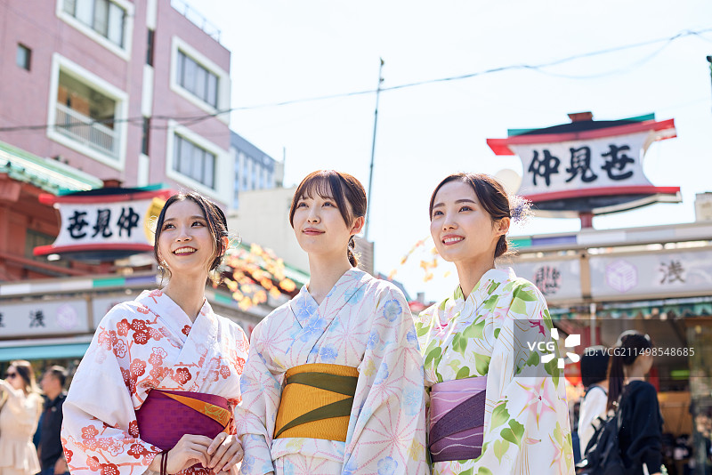 身穿浴衣的日本友人在东京传统寺庙参观图片素材